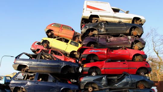 Autoberg auf einem Schrottplatz
