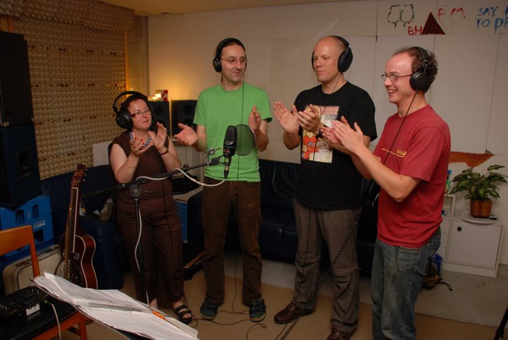 Silvia, Samuel, Stef und Renato klatschen für die Klatschspur ins Mikro.