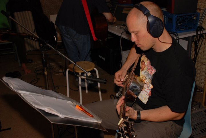 Renato spielt die Roundneck Dobro