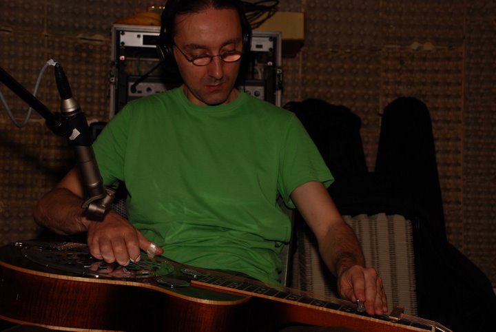 Samuel spielt die Squareneck Dobro