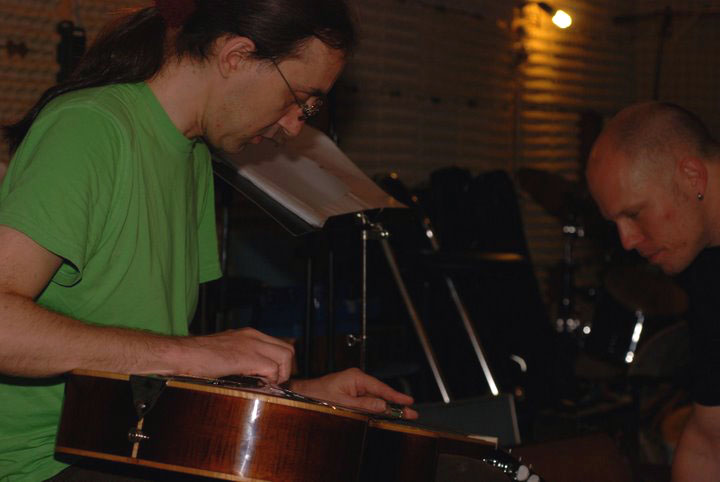 Samuel und Renato spielen konzentriert Gitarren.